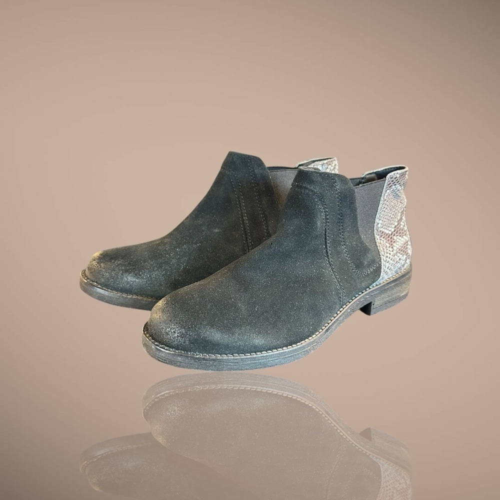 NWOT Clarks ‘Demi Beat’ Genuine Suede Pull-On Chelsea Boots in Black Snakeskin 6 - Picture 5 of 14